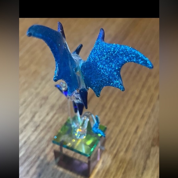 Glass Dragon Figurine with glitter on a cube - Picture 4 of 7